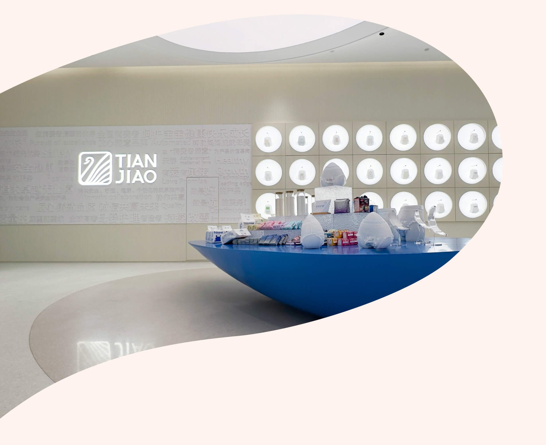 Exibi&ccedil;&atilde;o de certifica&ccedil;&atilde;o de qualidade de produtos de higiene Helpmate